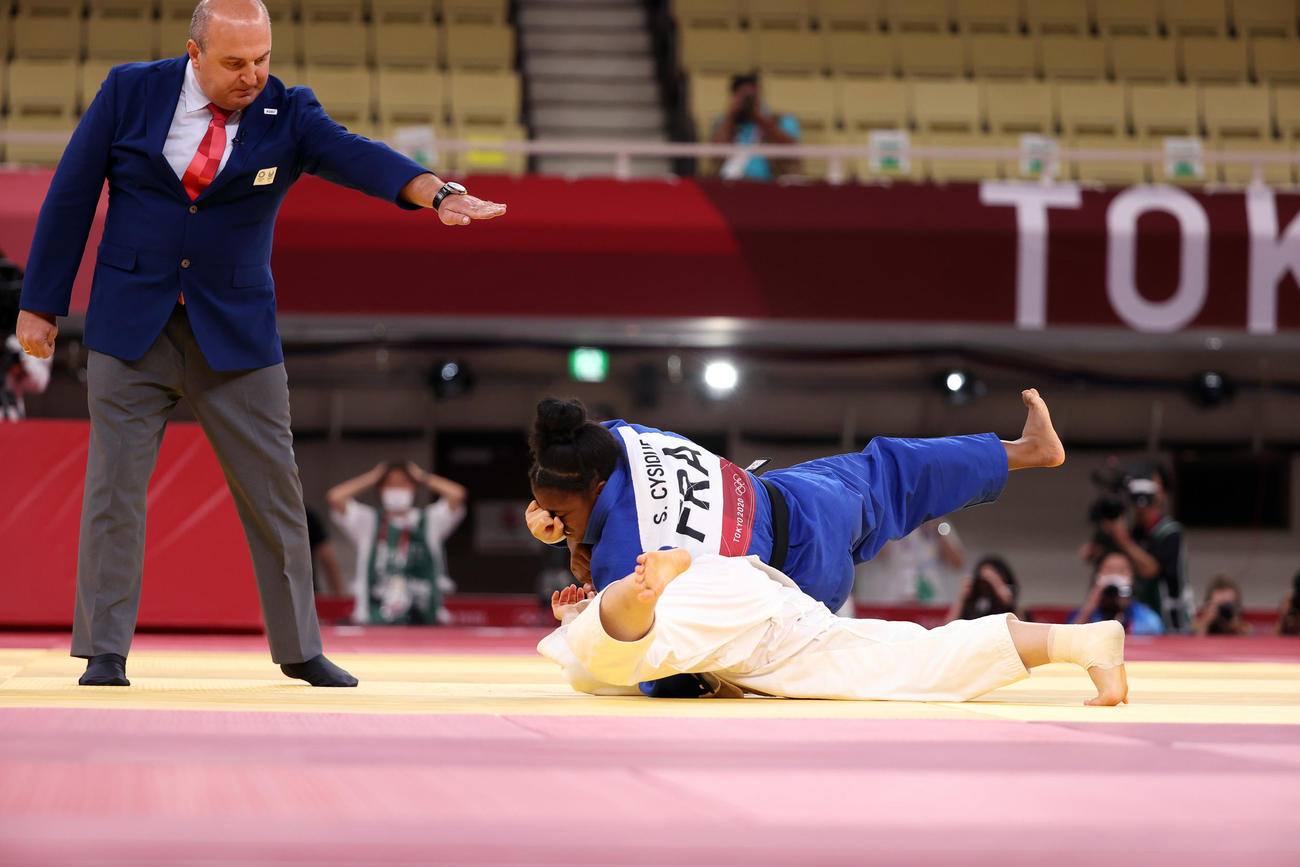 日本対フランス　女子57キロ級で芳田はシシケに攻められる（撮影・パオロ　ヌッチ）