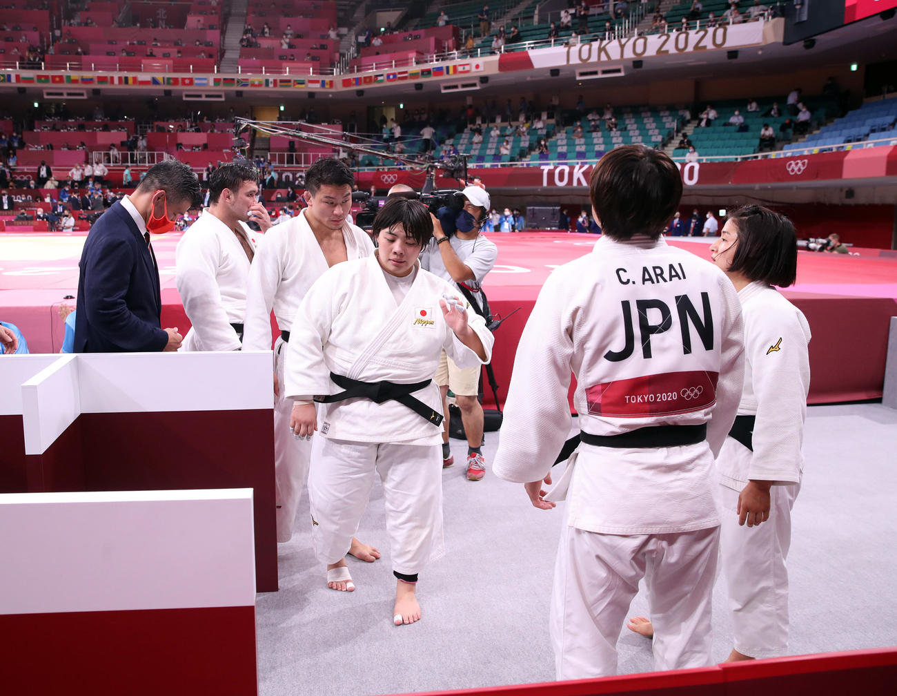 日本対フランス　敗れて銀メダルに終わり重苦しい雰囲気の日本選手団。左から井上監督、ウルフ・アロン、向、素根、新井、芳田（撮影・パオロ　ヌッチ）