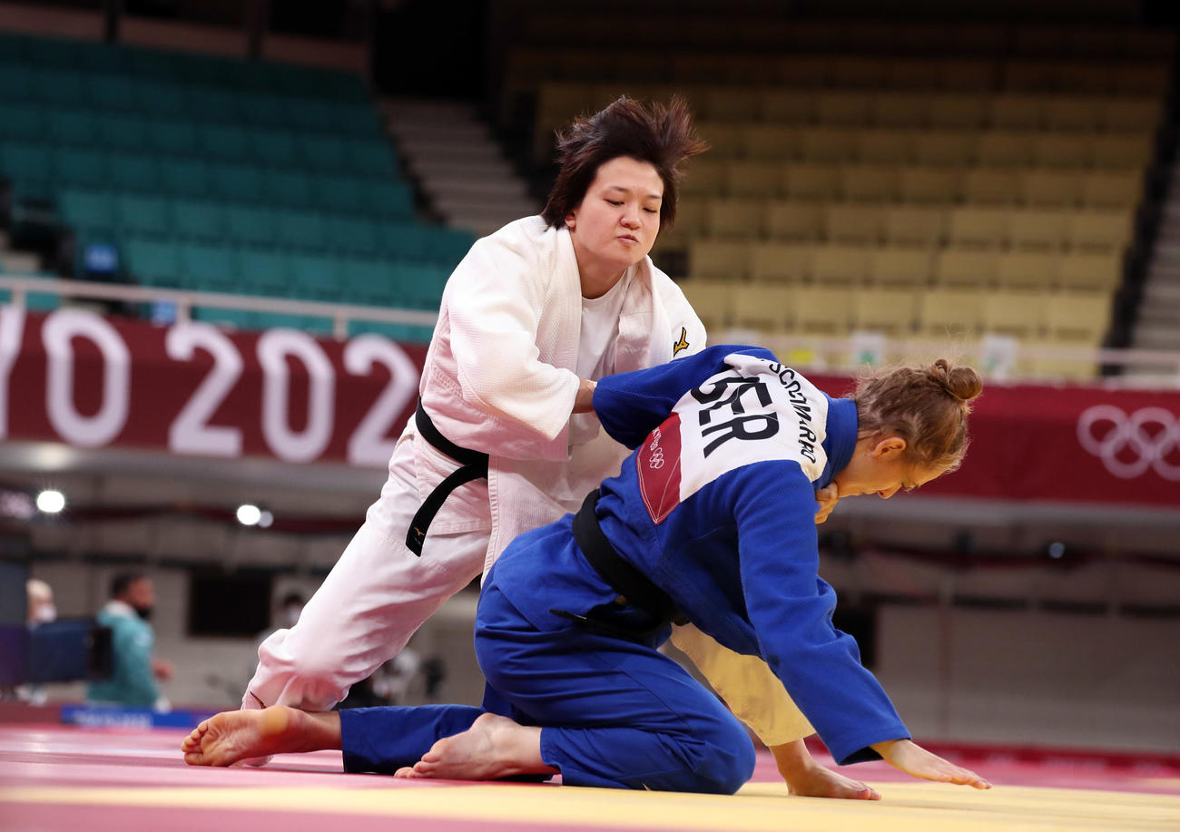 日本対ドイツ　ジョバンナ・スコッチマロ（下）を攻める新井（撮影・パオロ　ヌッチ）