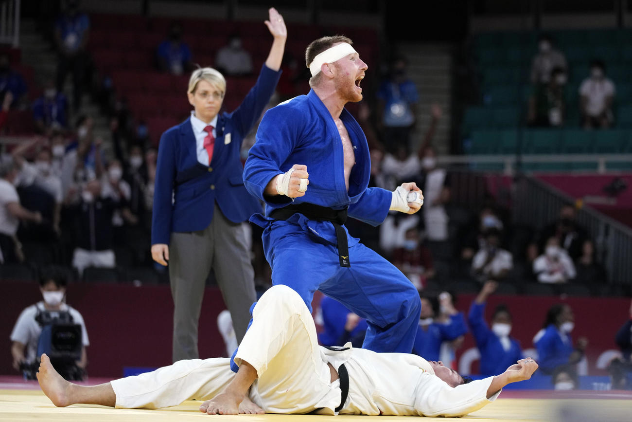 団体決勝、第2試合でフランスのクレルジェに敗れた向翔一郎（AP)