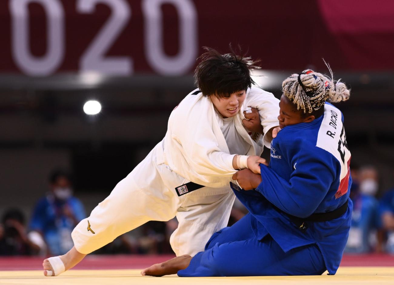 柔道男女混合団体決勝　技を仕掛ける素根輝（ロイター）