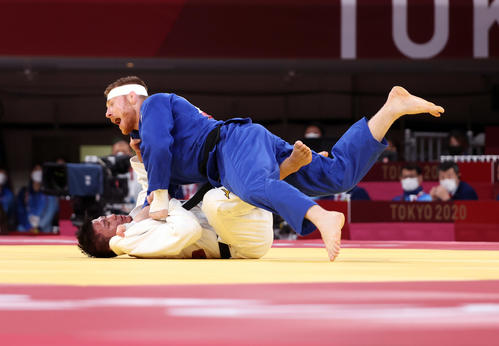 日本対フランス　男子90キロ級で向はクレルジェに一本負け（撮影・パオロ　ヌッチ）