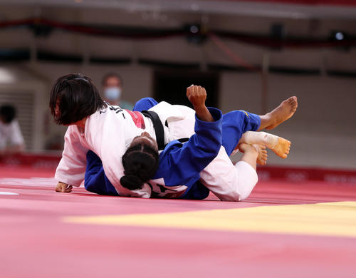 日本対フランス　女子57キロ級で芳田はシシケを攻め込む（撮影・パオロ　ヌッチ）