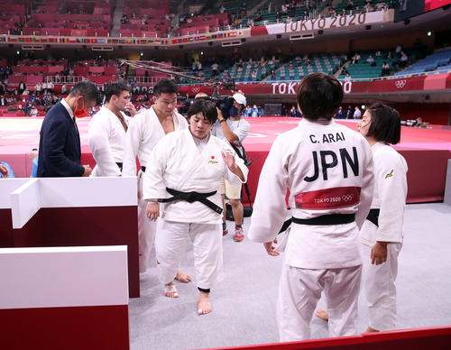 日本対フランス　敗れて銀メダルに終わり重苦しい雰囲気の日本選手団。左から井上監督、ウルフ・アロン、向、素根、新井、芳田（撮影・パオロ　ヌッチ）