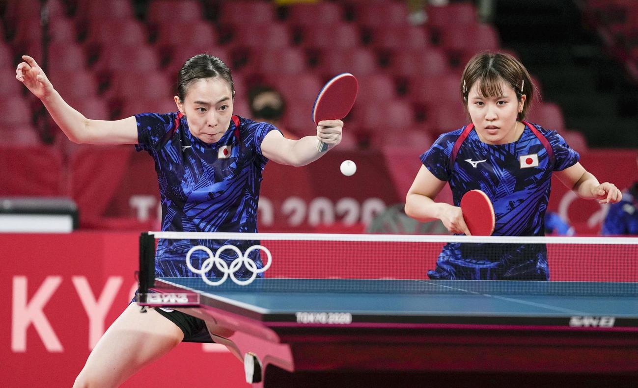 女子団体1回戦　ハンガリー戦の第1試合でプレーする石川佳純（左）、平野美宇組（共同）