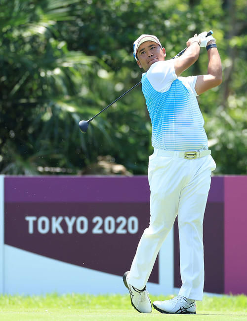 第4ラウンド、2番、ティーショットを放つ松山（撮影・河野匠）