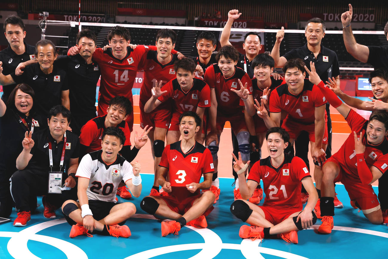 29年ぶり準々決勝進出を決め笑顔で写真に納まる日本代表（ロイター）