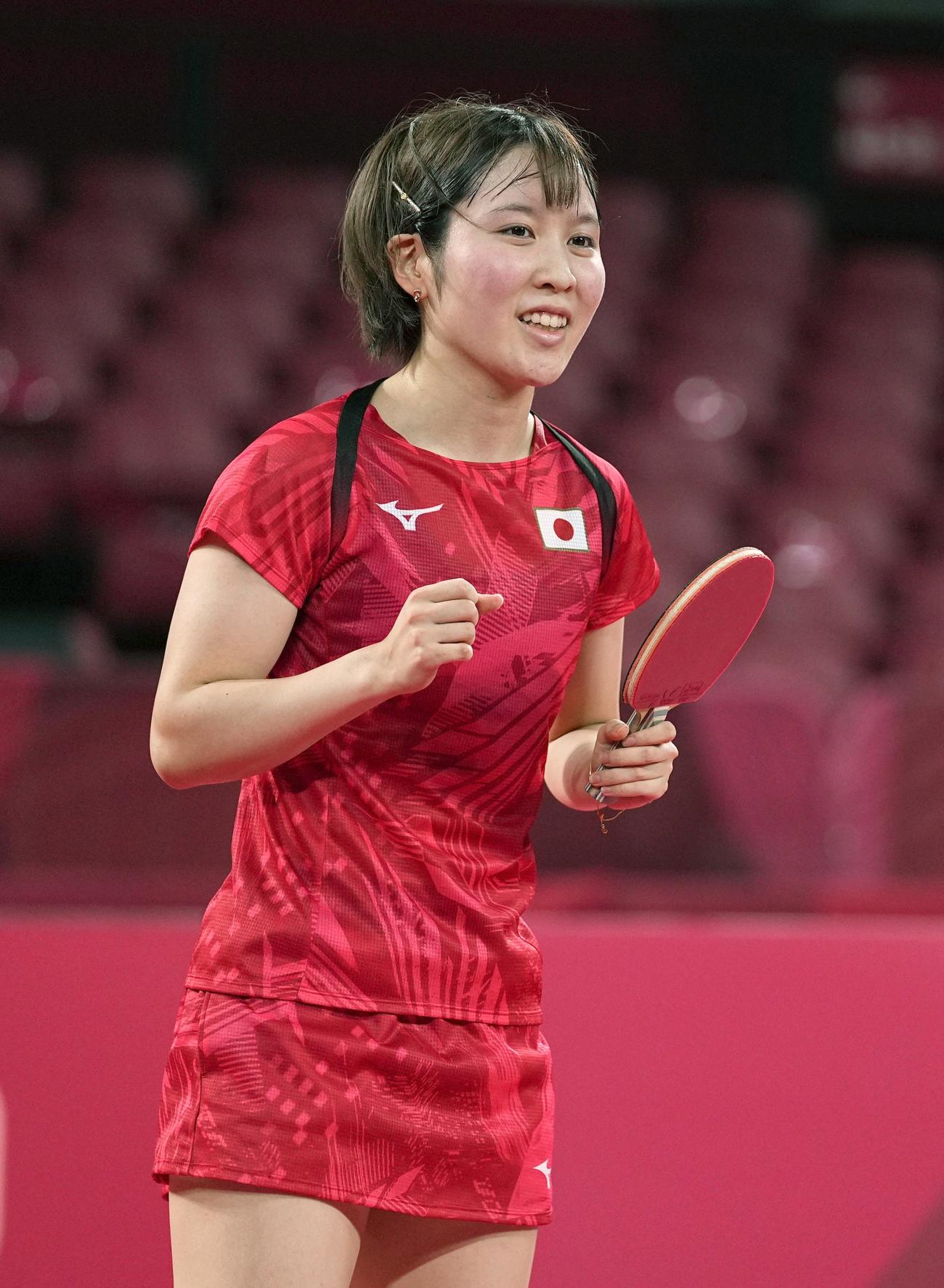 女子団体準々決勝　台湾戦の第3試合で勝利し、笑顔でガッツポーズする平野美宇（共同）