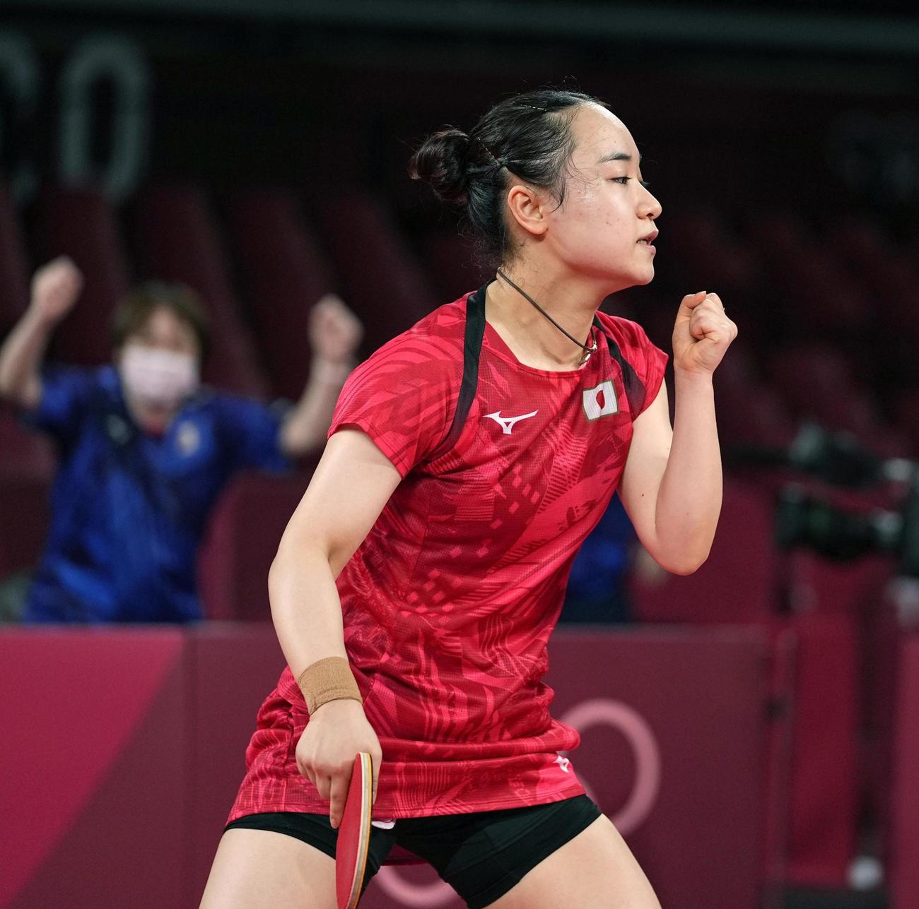 女子団体準々決勝　台湾戦の第2試合で勝利し、ガッツポーズする伊藤美誠（共同）