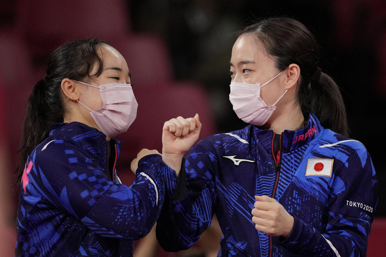 台湾に勝利し、喜ぶ伊藤美誠と石川佳純（AP）