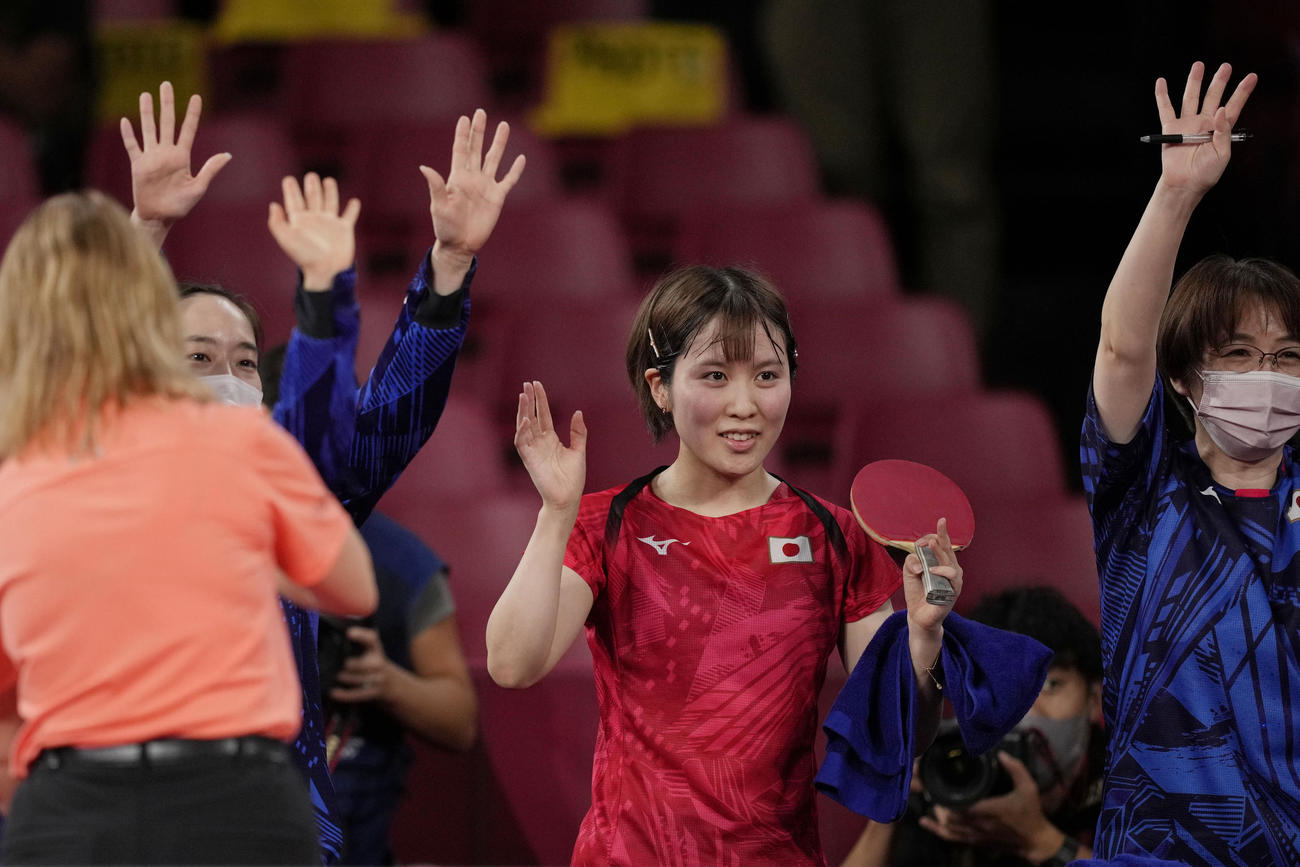台湾に勝利し、喜ぶ伊藤美誠、平野美宇、石川佳純（AP）
