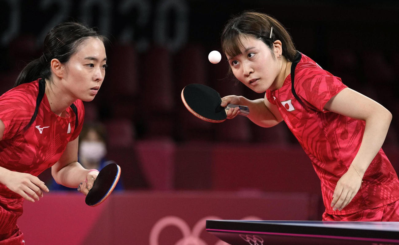 女子団体準々決勝　台湾戦の第1試合でサーブする平野美宇。左は石川佳純（共同）