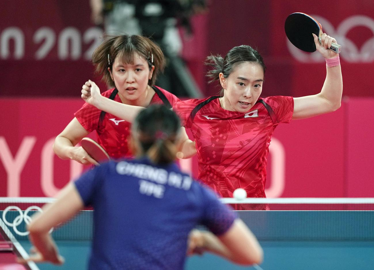 女子団体準々決勝　台湾戦の第1試合でプレーする石川佳純（右）、平野美宇組（共同）
