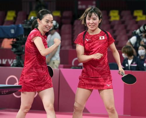 女子団体準々決勝　台湾戦の第1試合に勝利し、笑顔の石川佳純（左）、平野美宇組（共同）