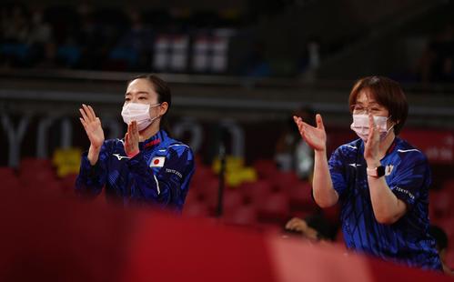 女子団体準々決勝　第2試合で拍手を送る石川佳純と馬場美香監督（ロイター）
