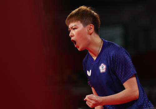 女子団体準々決勝　台湾戦の第3試合でポイントを奪い、ガッツポーズする陳思羽（ロイター）