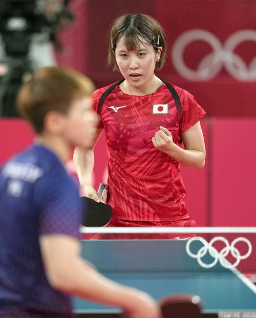 女子団体準々決勝　台湾戦の第3試合でポイントを奪い、ガッツポーズする平野美宇（共同）