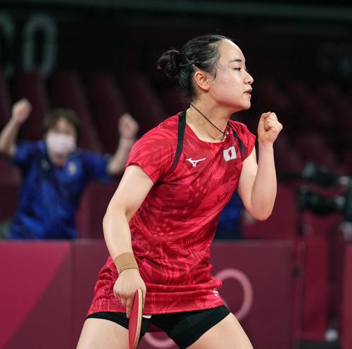 女子団体準々決勝　台湾戦の第2試合で勝利し、ガッツポーズする伊藤美誠（共同）