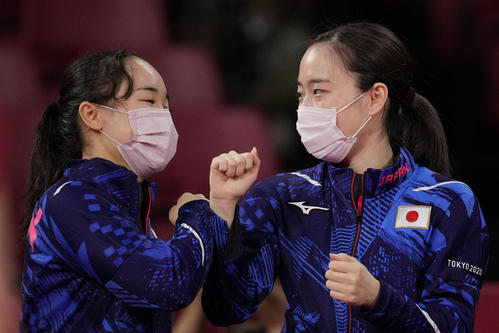 台湾に勝利し、喜ぶ伊藤美誠と石川佳純（AP）