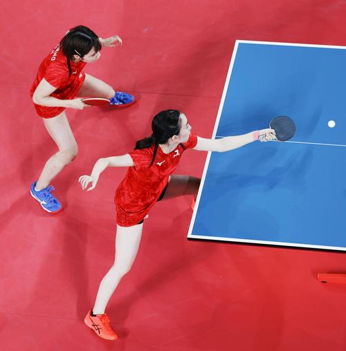 女子団体準々決勝　台湾戦の第1試合でプレーする石川佳純（右）、平野美宇組（共同）