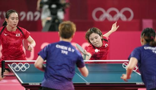女子団体準々決勝　台湾戦の第1試合でプレーする石川佳純（左）、平野美宇組（共同）