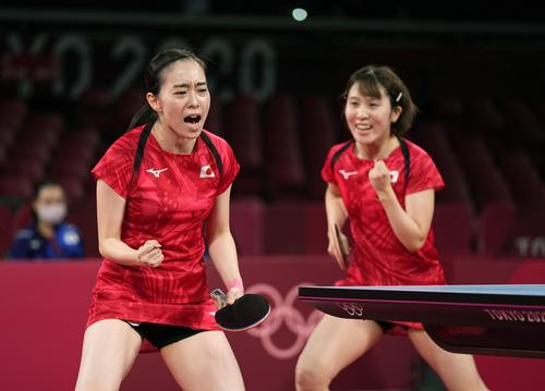 女子団体準々決勝　台湾戦の第1試合でポイントを奪い、ガッツポーズする石川佳純（左）、平野美宇組（共同）