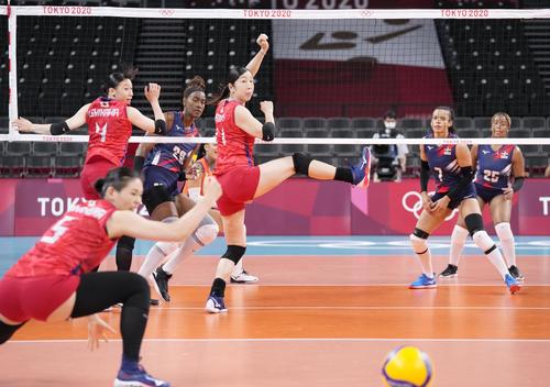 第3セット、失点した日本。中央は荒木（共同）