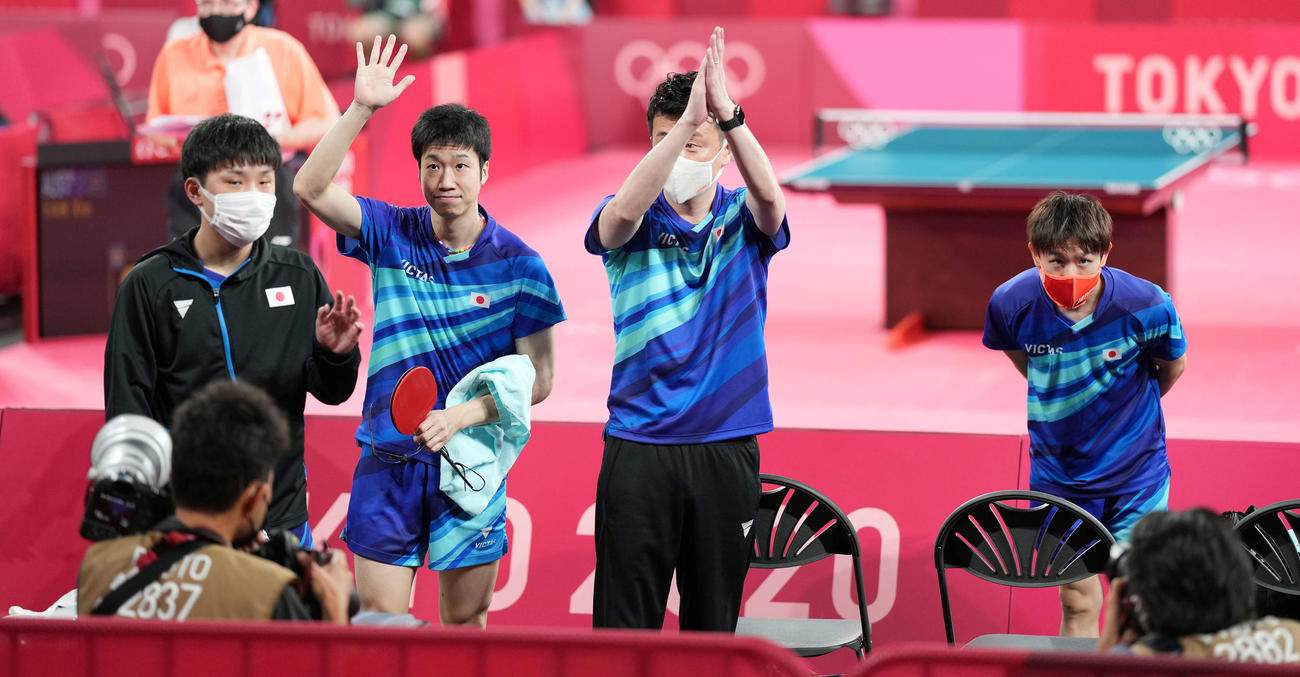 卓球男子団体1回戦　オーストラリアに勝利し声援に応える、左から張本、水谷、倉嶋監督、丹羽（撮影・鈴木みどり）