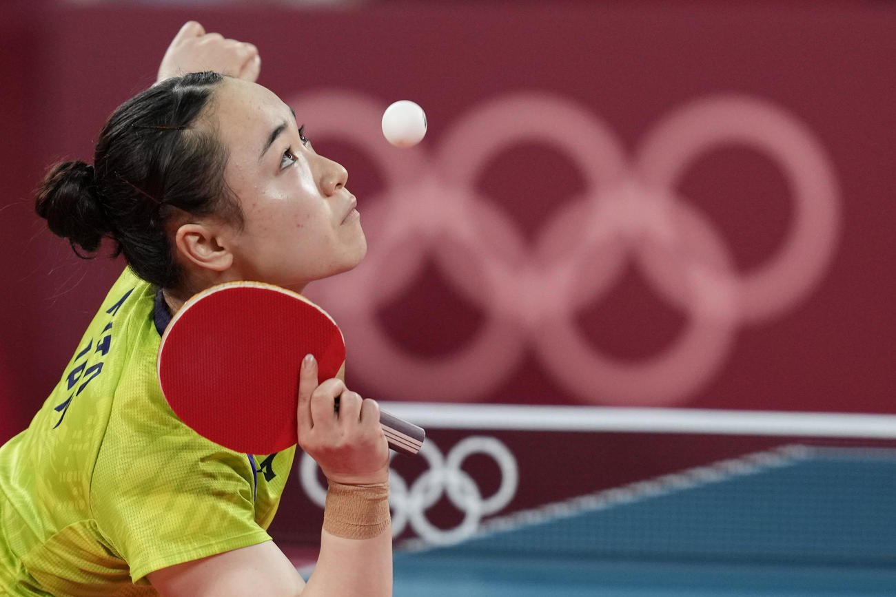 卓球女子団体準決勝　日本－香港　サーブを打つ伊藤美誠（AP）