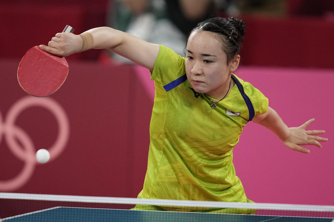 卓球女子団体準決勝　日本－香港　プレーする伊藤美誠（AP）