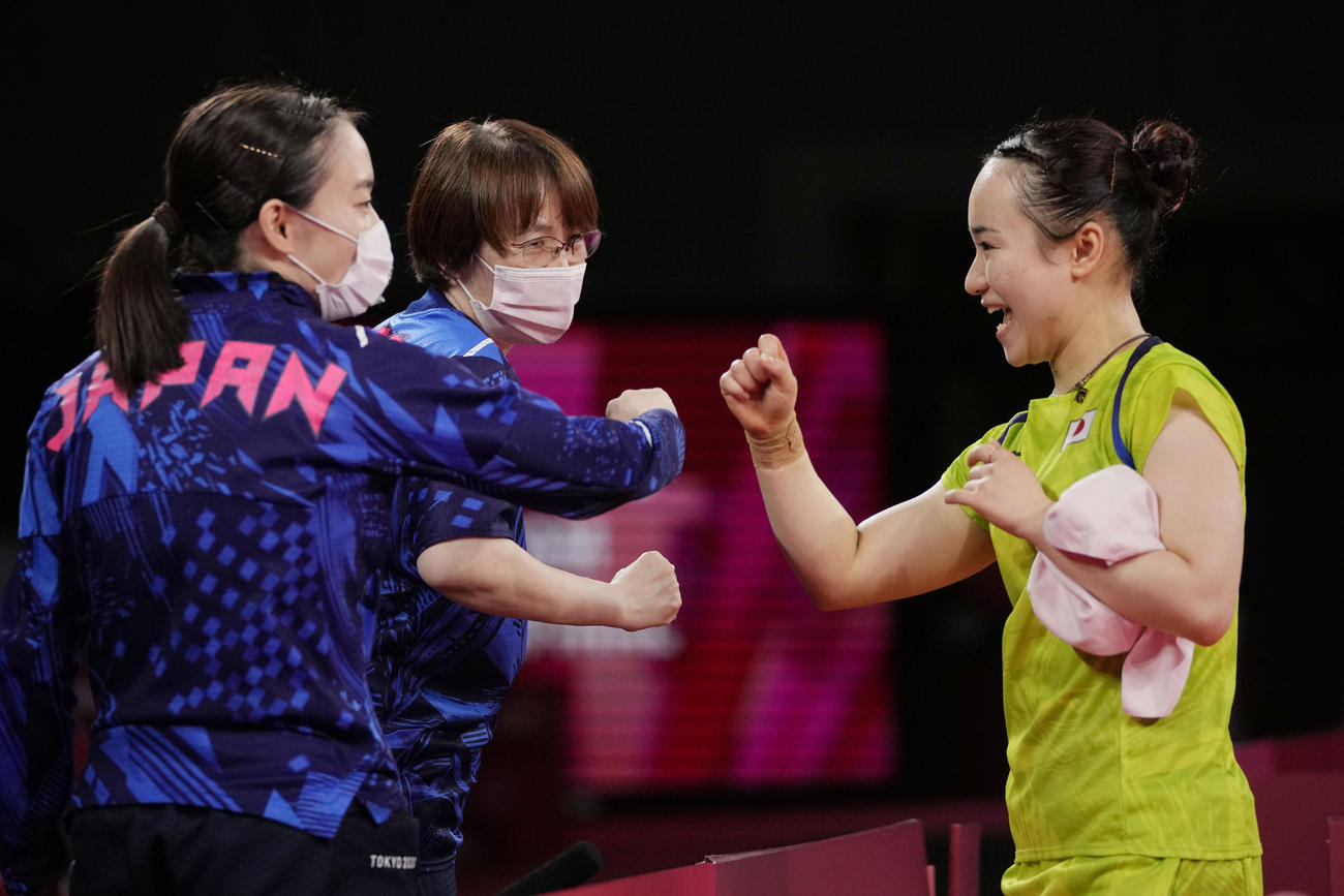 卓球女子団体準決勝　日本－香港　第2試合に勝利し喜ぶ伊藤美誠（右）（AP）