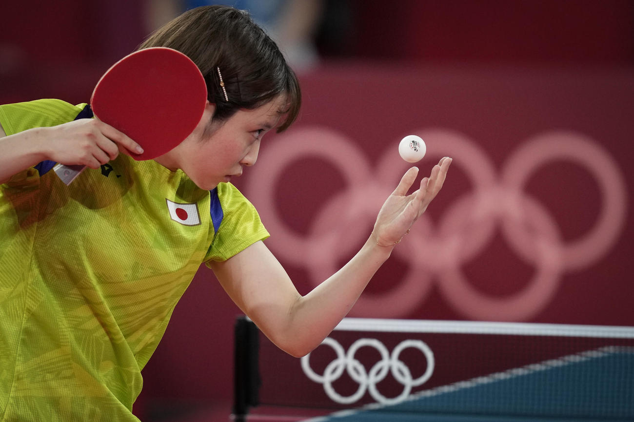 日本－香港　卓球女子団体準決勝　サーブを打つ平野美宇（AP）
