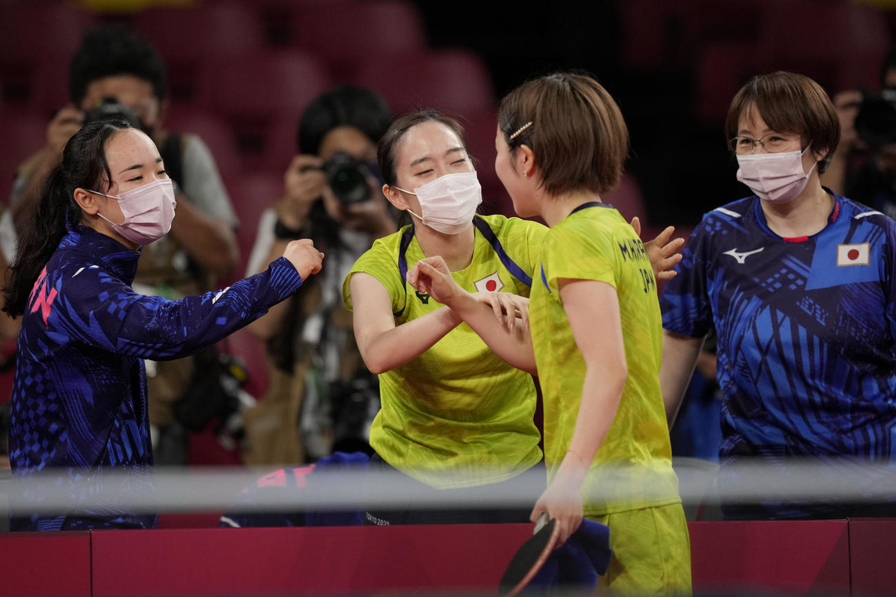 卓球女子団体準決勝　日本－香港　香港に3-0で勝利し喜ぶ伊藤美誠、石川佳純、平野美宇（AP）