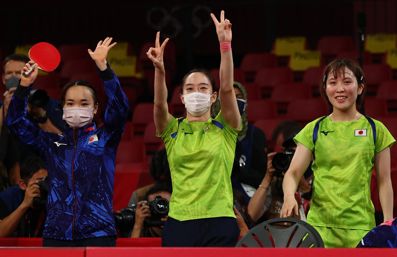 卓球女子団体準決勝　日本－香港　香港に3-0で勝利し喜ぶ伊藤美誠、石川佳純、平野美宇（ロイター）