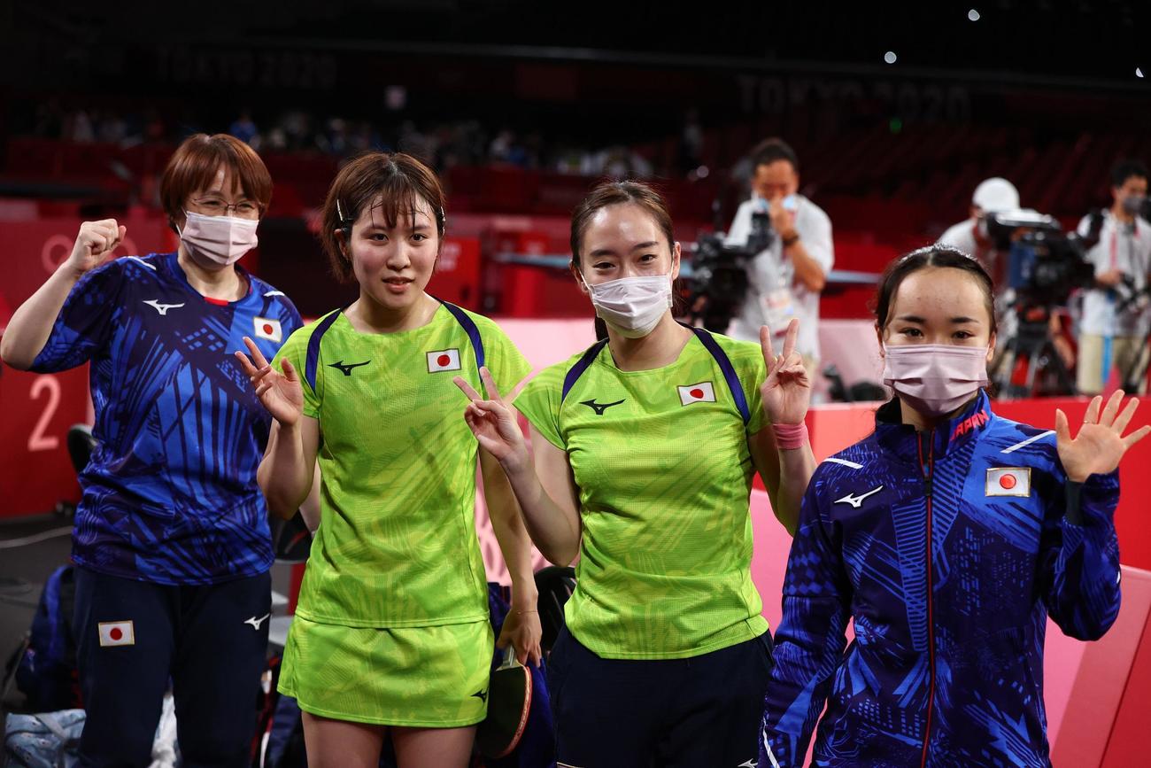 卓球女子団体準決勝　日本－香港　香港に3-0で勝利し喜ぶ平野美宇、石川佳純、伊藤美誠（ロイター）