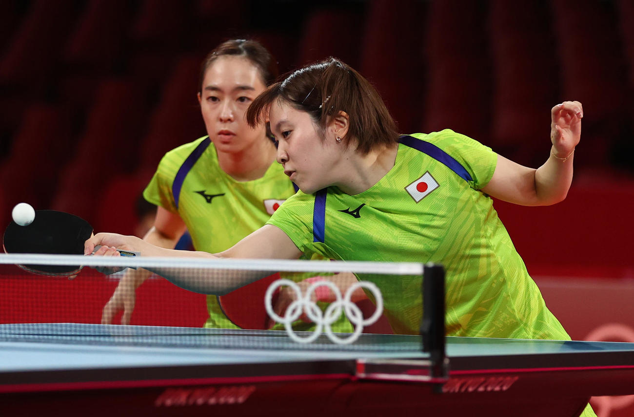 卓球女子団体準決勝　日本－香港　プレーする石川佳純（左）と平野美宇（ロイター）