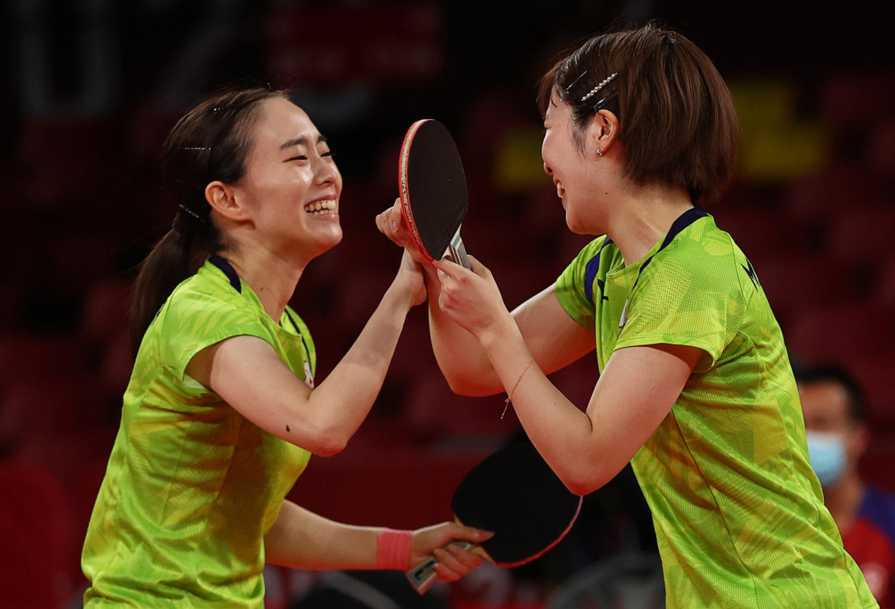 卓球女子団体準決勝　日本－香港　ダブルスで勝利し喜ぶ石川佳純（左）と平野美宇（ロイター）