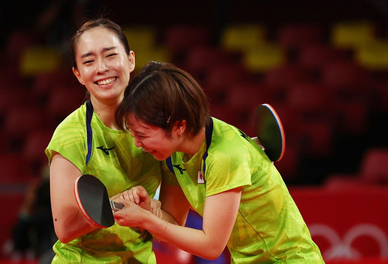 卓球女子団体準決勝　日本－香港　ダブルスで勝利し喜ぶ石川佳純（左）と平野美宇（ロイター）