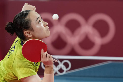 卓球女子団体準決勝　日本－香港　サーブを打つ伊藤美誠（AP）
