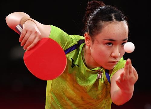 卓球女子団体準決勝　日本－香港　サーブを打つ伊藤美誠（ロイター）