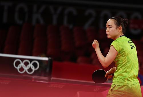 卓球女子団体準決勝　日本－香港　ガッツポーズする伊藤美誠（ロイター）