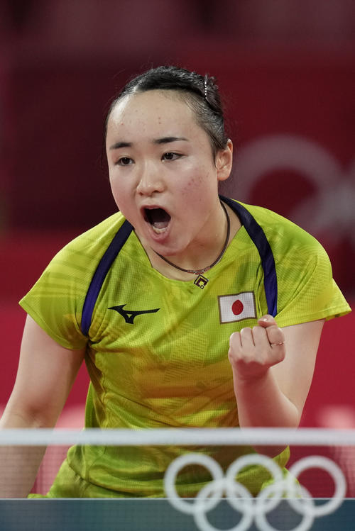 卓球女子団体準決勝　日本－香港　ガッツポーズする伊藤美誠（AP）