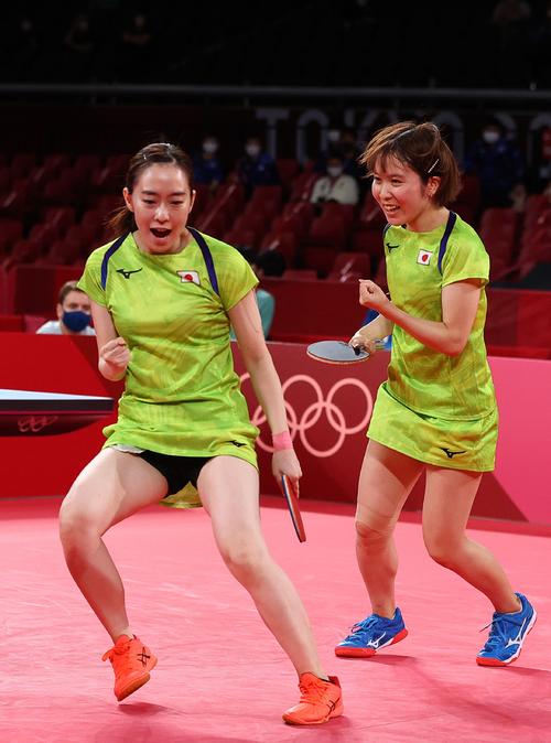 日本－香港　卓球女子団体準決勝　ガッツポーズする石川佳純（左）と平野美宇（ロイター）