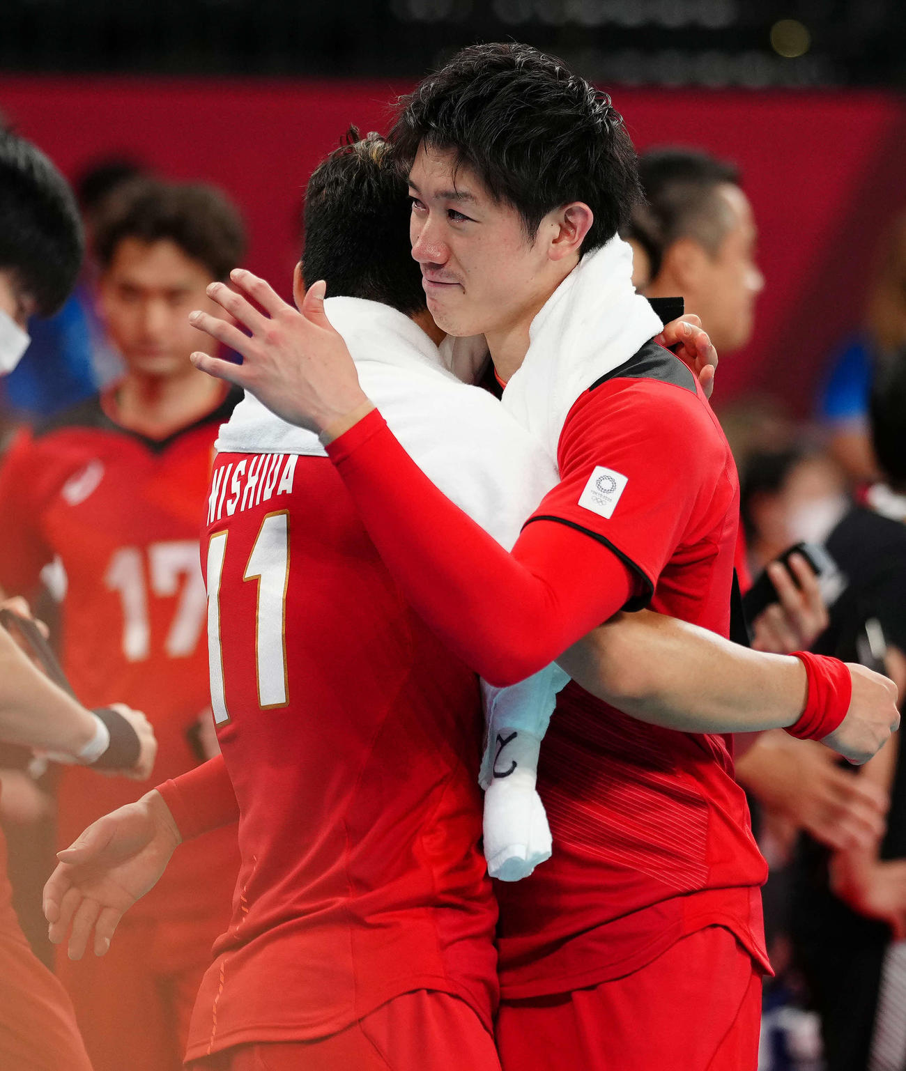 男子準々決勝でブラジルに敗れ、互いをねぎらう石川（右）と西田（撮影・江口和貴）