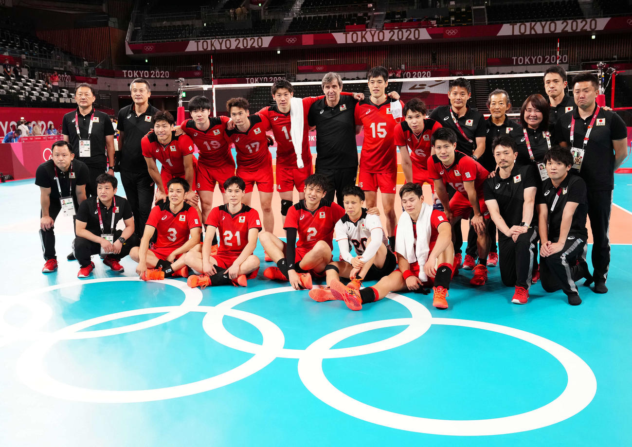 男子準々決勝でブラジルに敗れ、コートで記念撮影する日本の選手たち（撮影・江口和貴）