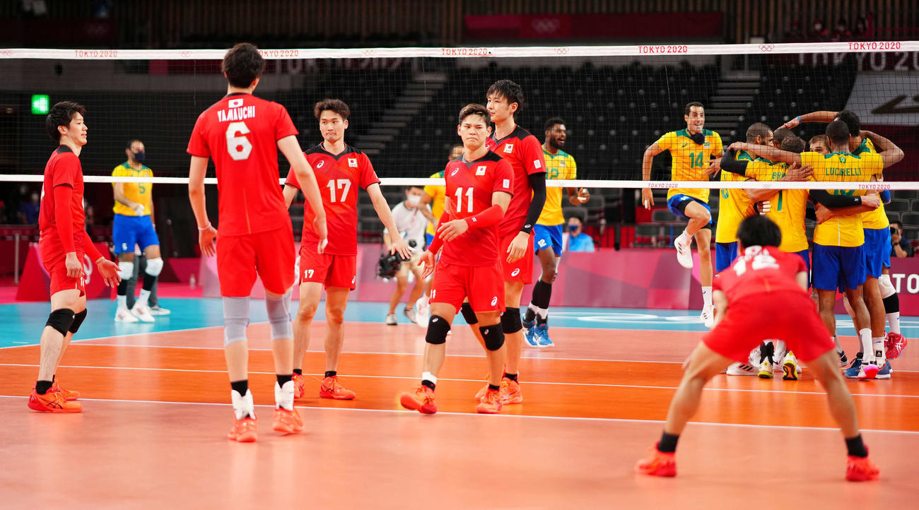 男子準々決勝でブラジルに敗れ、厳しい表情の石川（左端）ら日本の選手たち（撮影・江口和貴）