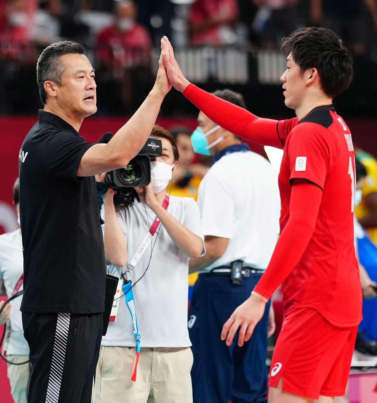試合後に石川（右）とタッチをかわす中垣内監督（撮影・江口和貴）