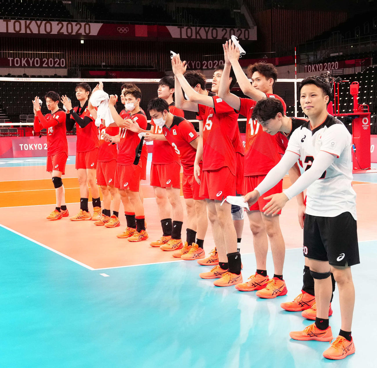 男子準々決勝でブラジルに敗れ、会場であいさつする日本の選手たち（撮影・江口和貴）