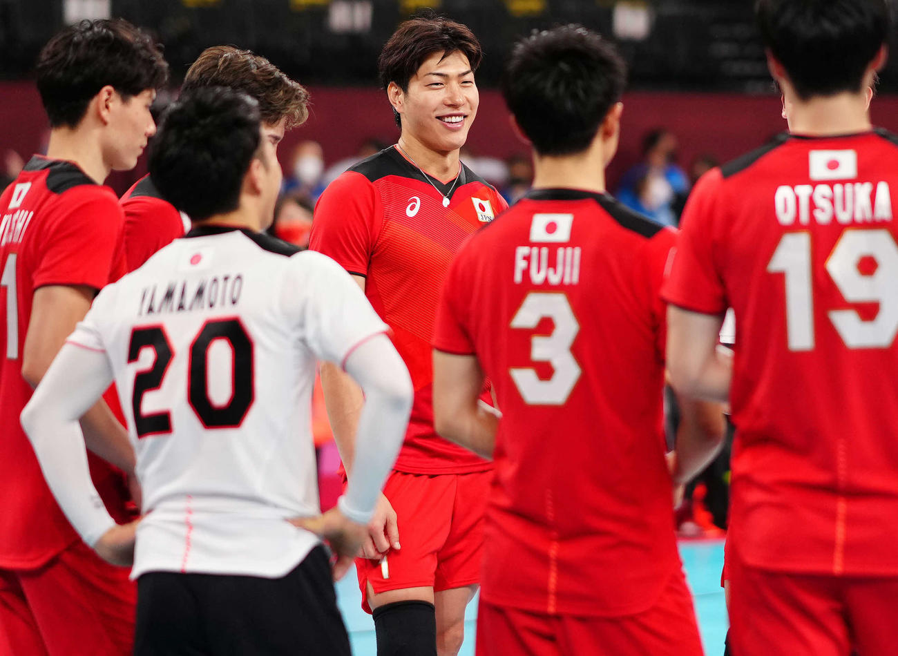 試合後に日本の選手たちに話しかける清水（中央）（撮影・江口和貴）