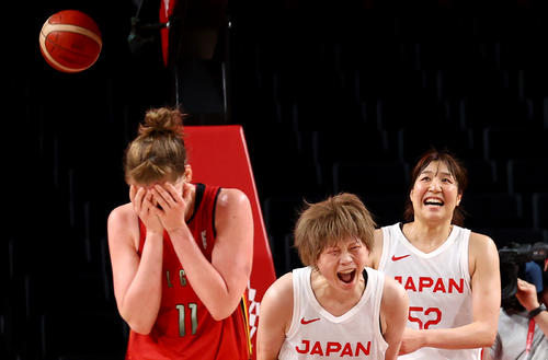 ベルギーに勝利し喜びを爆発させる高田（中央）（ロイター）